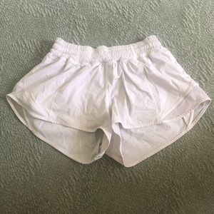 Lulu Lemon Hotty Hot 2.5” Shorts white size 4
